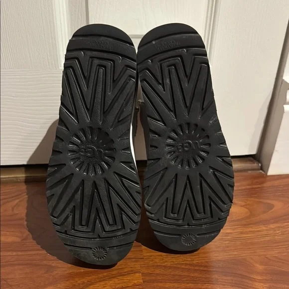 UGG Classic White Leather Platform Minis - Picture 4 of 6